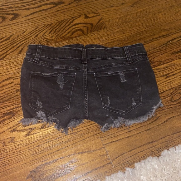 Black Zara jean shorts - Picture 2 of 3